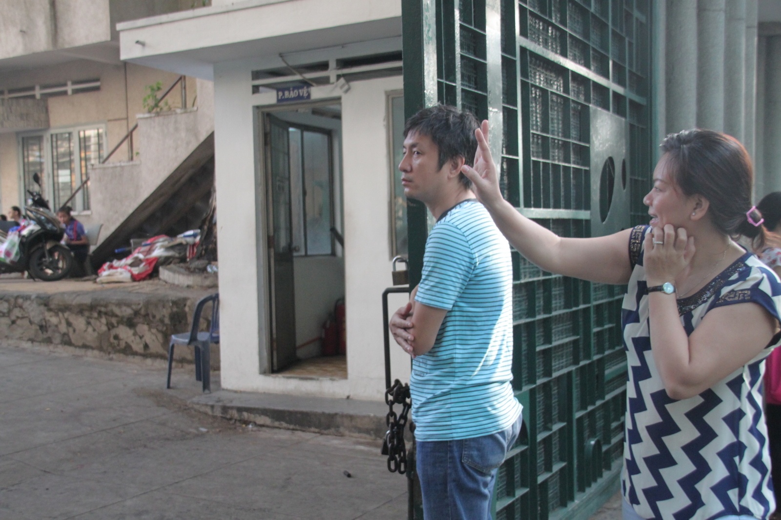 Một bà mẹ vẫy tay chào, cùng lời chúc cho con thi tốt.