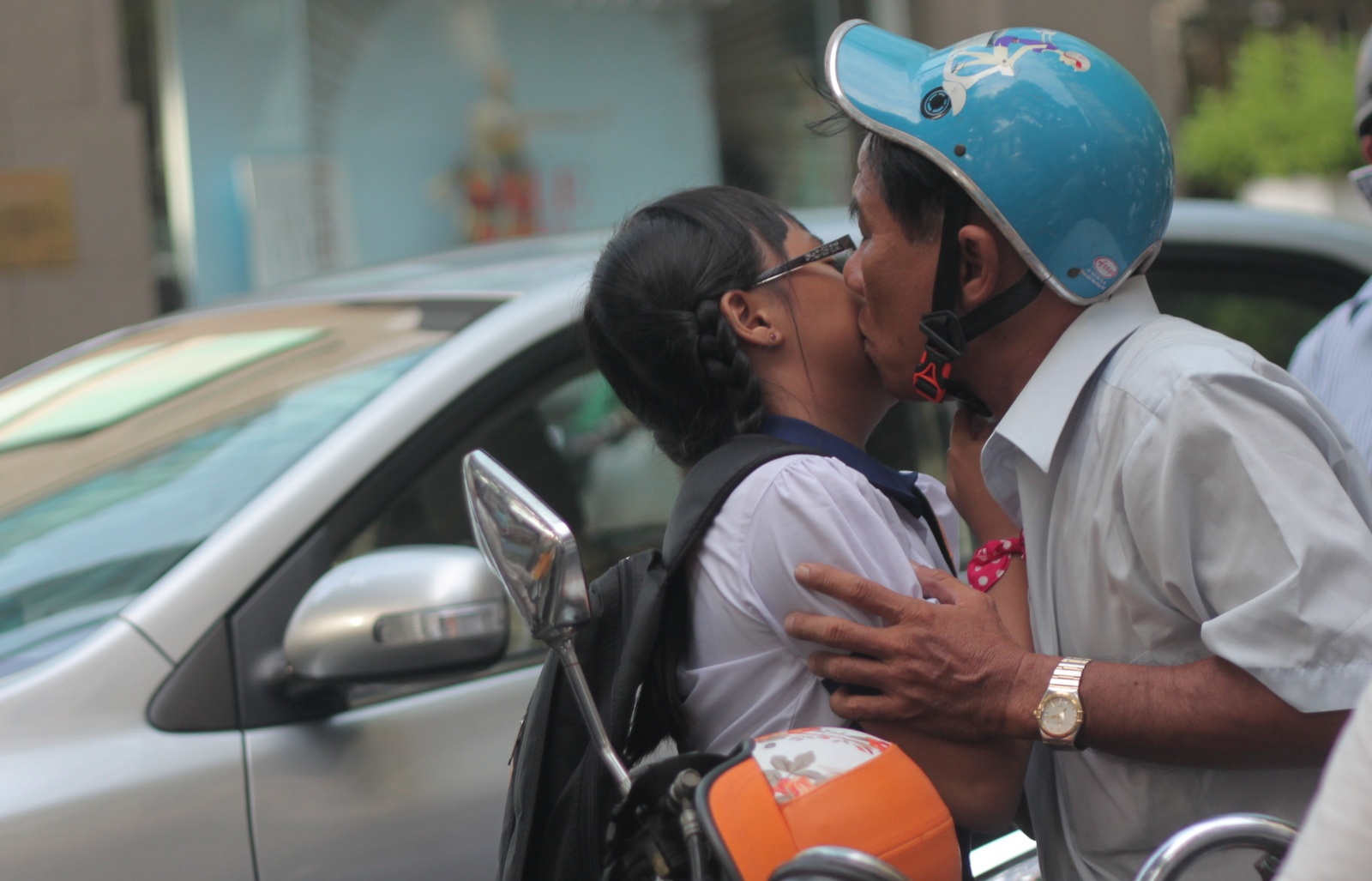 Nu hon dong vien con truoc gio thi vao chuyen Tran Dai Nghia hinh anh