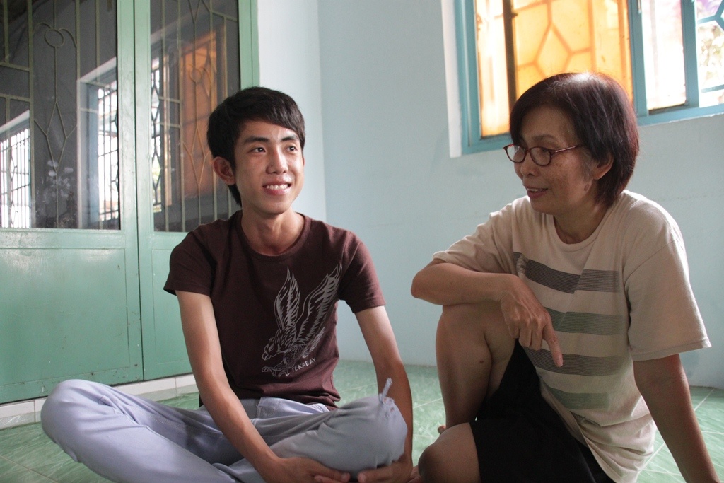 Trung Nhân đang ở nhà trọ miễn phí của cô Nguyễn Thị Huệ. Sáng nay, mẹ em phải vào viện mổ tim.