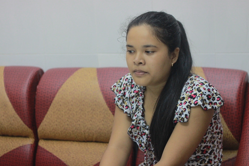 Nu sinh nhin an, di ban chuoi kiem tien thi dai hoc hinh anh