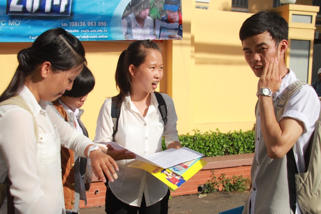 Thi sinh ghi ten minh tren giay thi la giao su Luong Van Can hinh anh