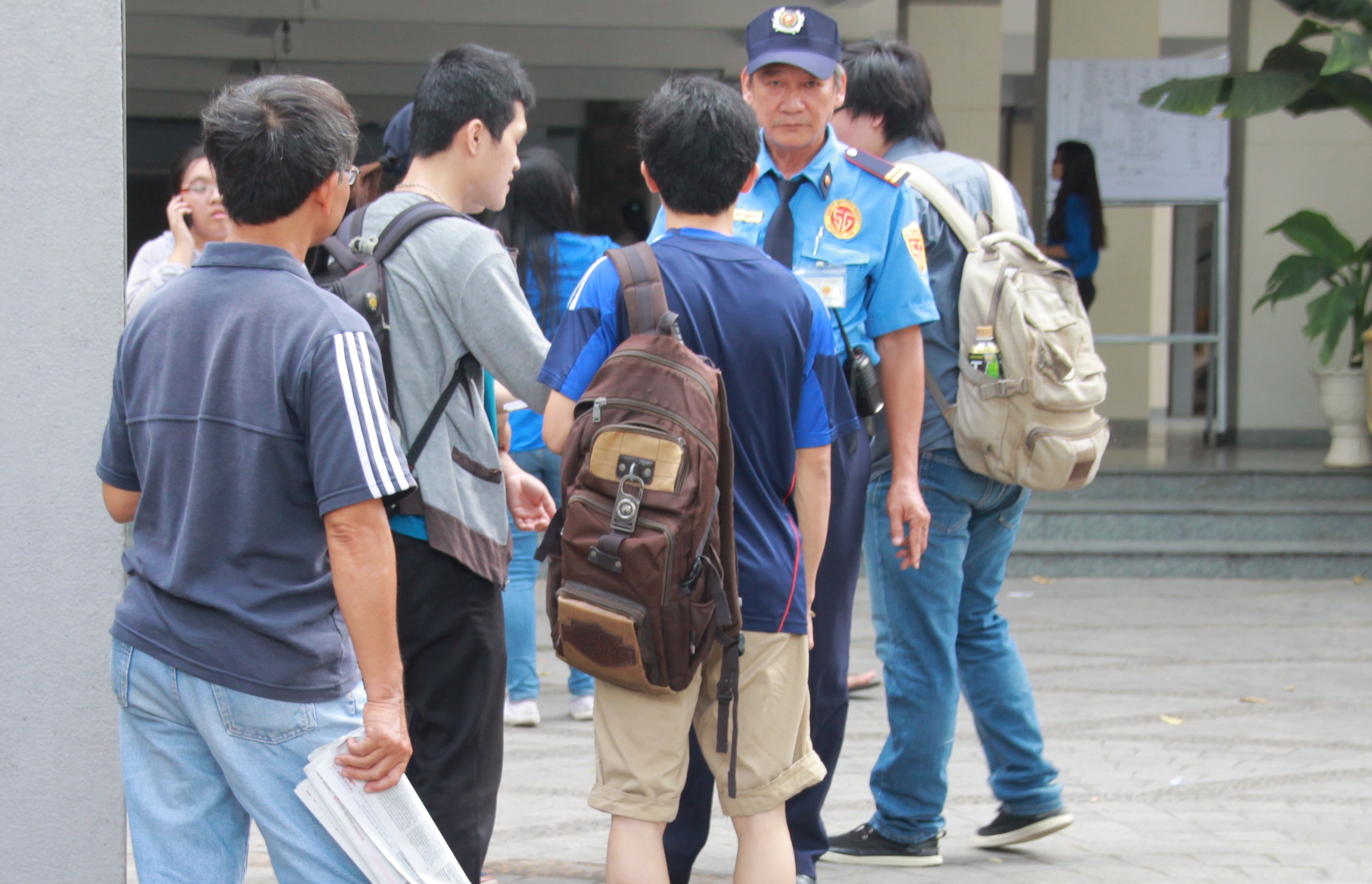 Thi sinh thi DH Kien truc bi moi ve nha thay quan hinh anh