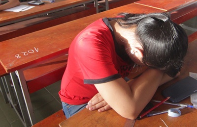 Loi dung toc dai, nu sinh gai thiet bi truyen tin trong tai hinh anh