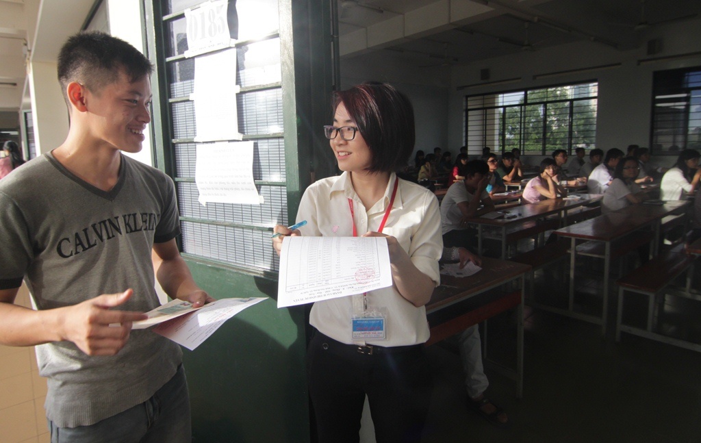 Vao nha ve sinh goi dien cho con, giam thi bi dinh chi hinh anh