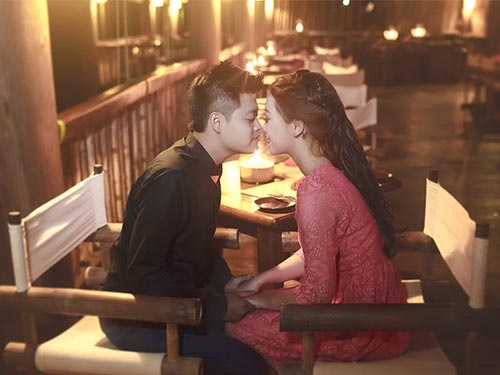 Vợ chồng nên thường xuyên tìm cách hâm nóng tình yêu.