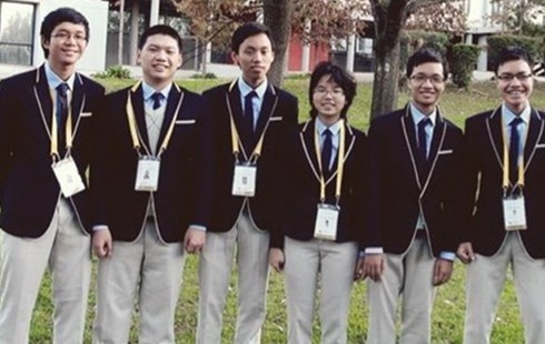 6 thành viên của Đội tuyển Việt Nam tham dự IMO 2014 tại Nam Phi. Phạm Tuấn Huy đứng ở vị trí thứ hai từ phải sang.