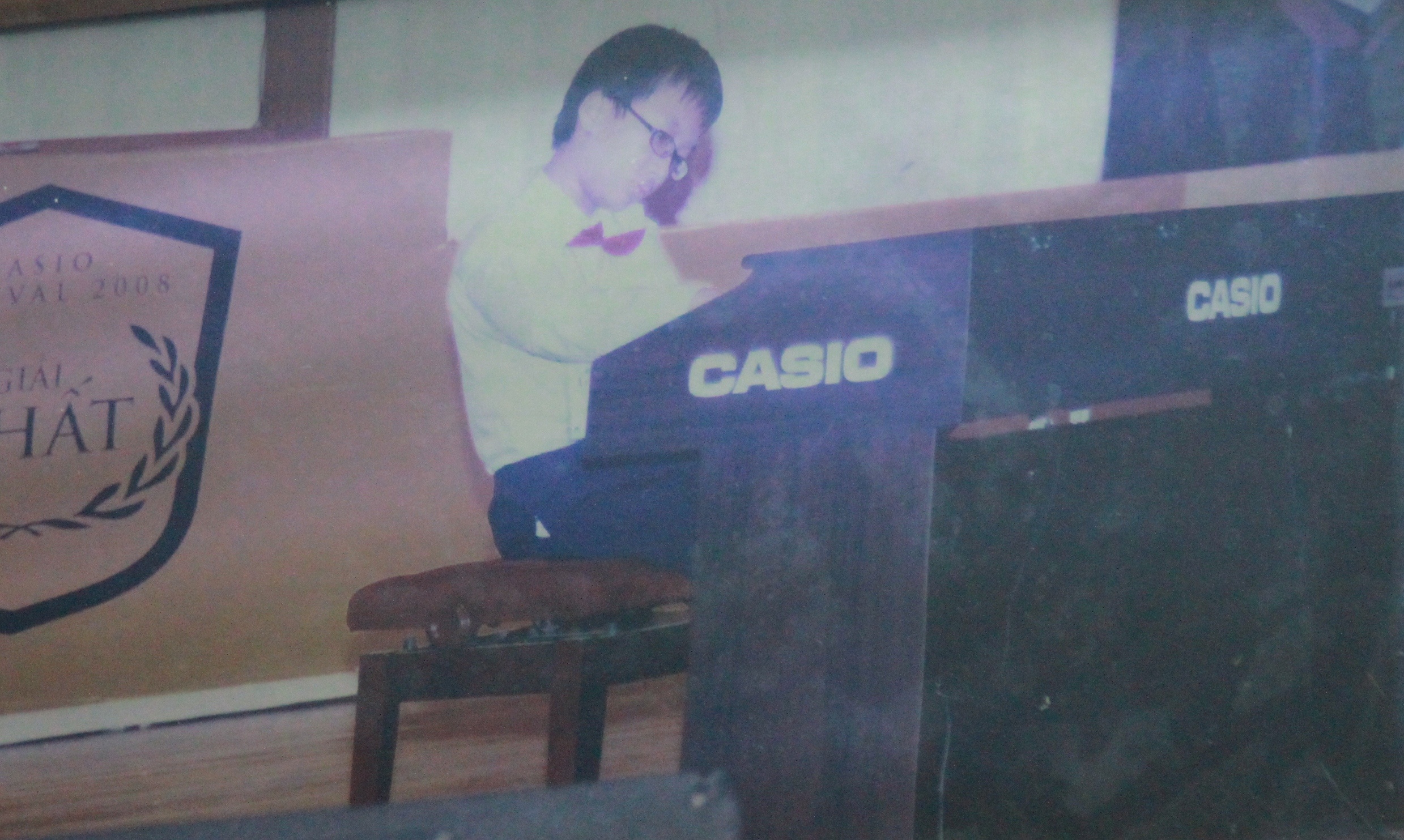 Huy biết chơi Piano từ nhỏ.