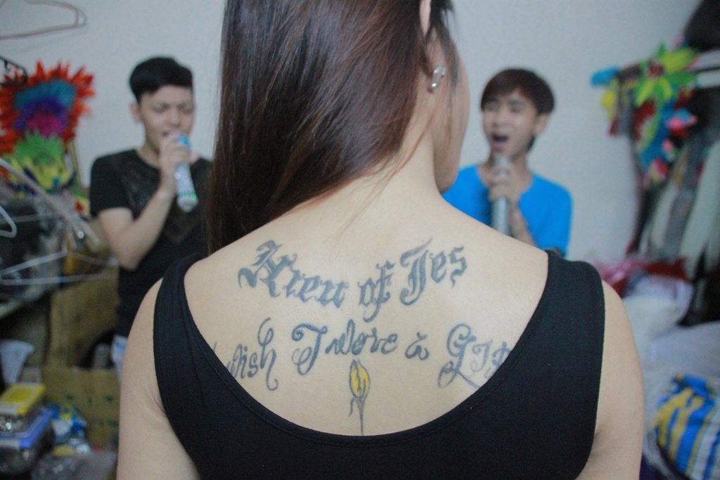 Hình xăm sau lưng với dòng chữ 