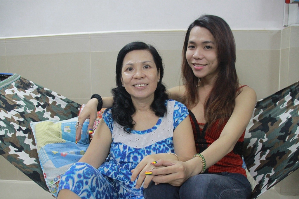 Jessica (bên phải) từng bị cha mẹ hắt hủi. Nhưng hiên tại, cả nhà đã xêm cô như một người con gái trong nhà.