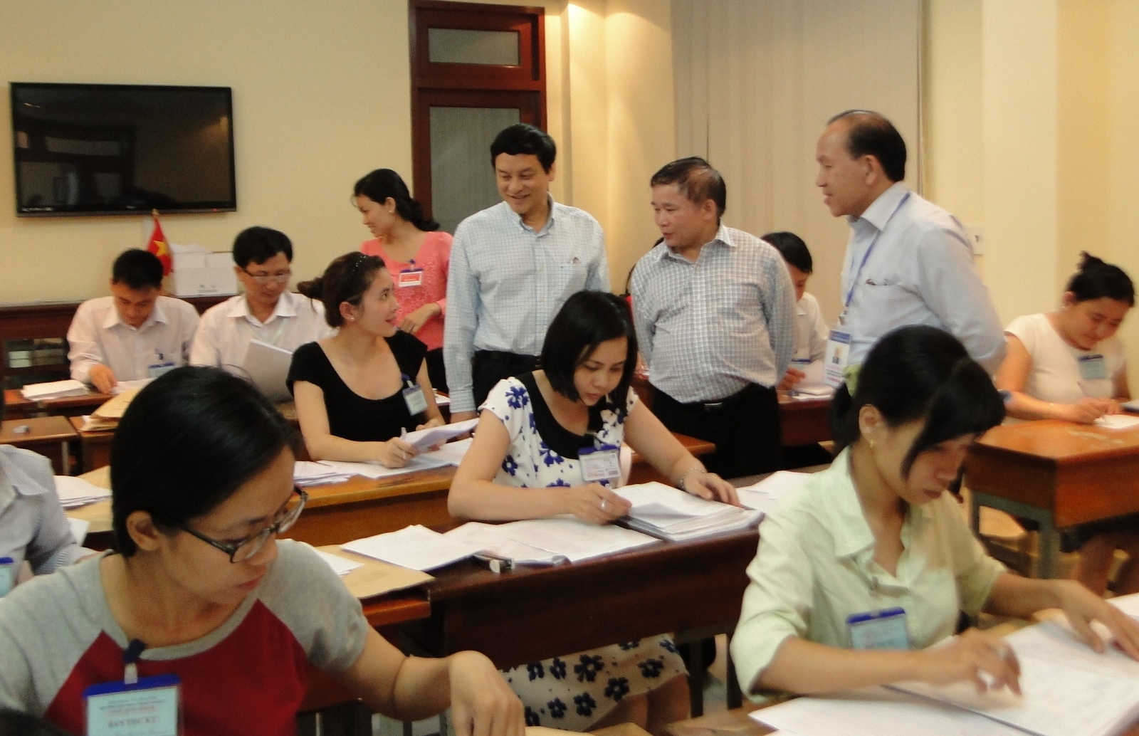 Thứ trưởng Bùi Văn Ga (thứ hai, bên trái) thị sát công tác chấm thi tại TPHCM chiều ngày 18/7