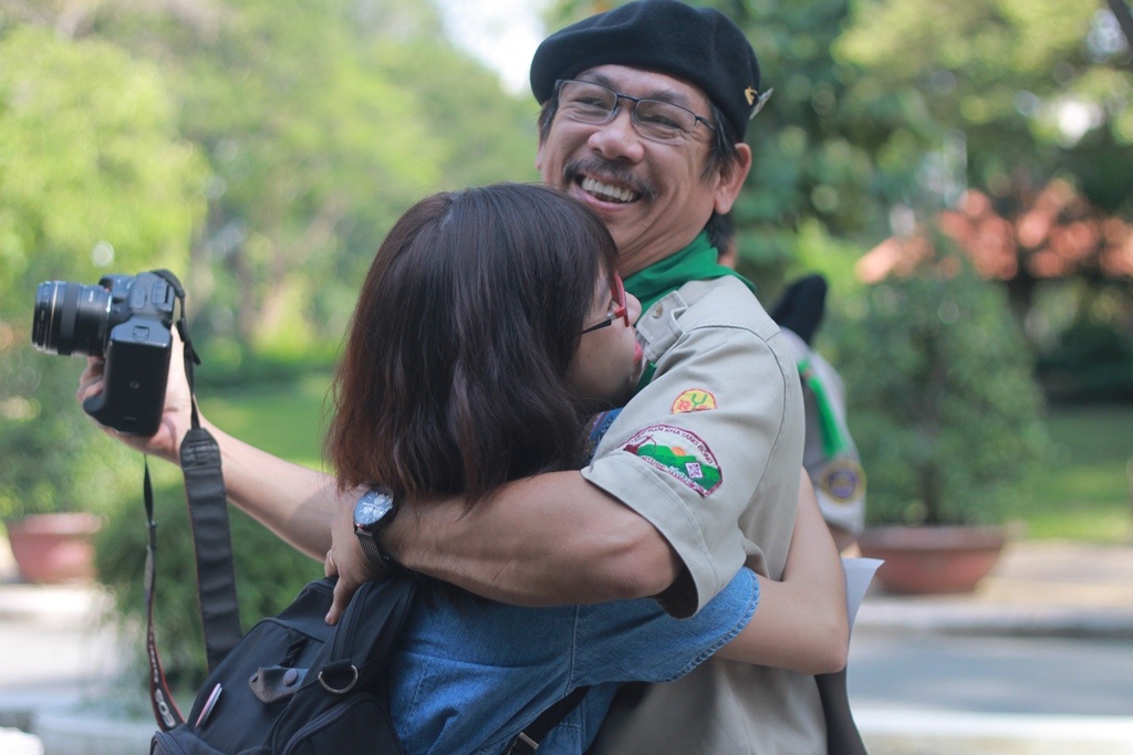 Gioi tre Sai Gon xuong duong om nguoi xa la hinh anh