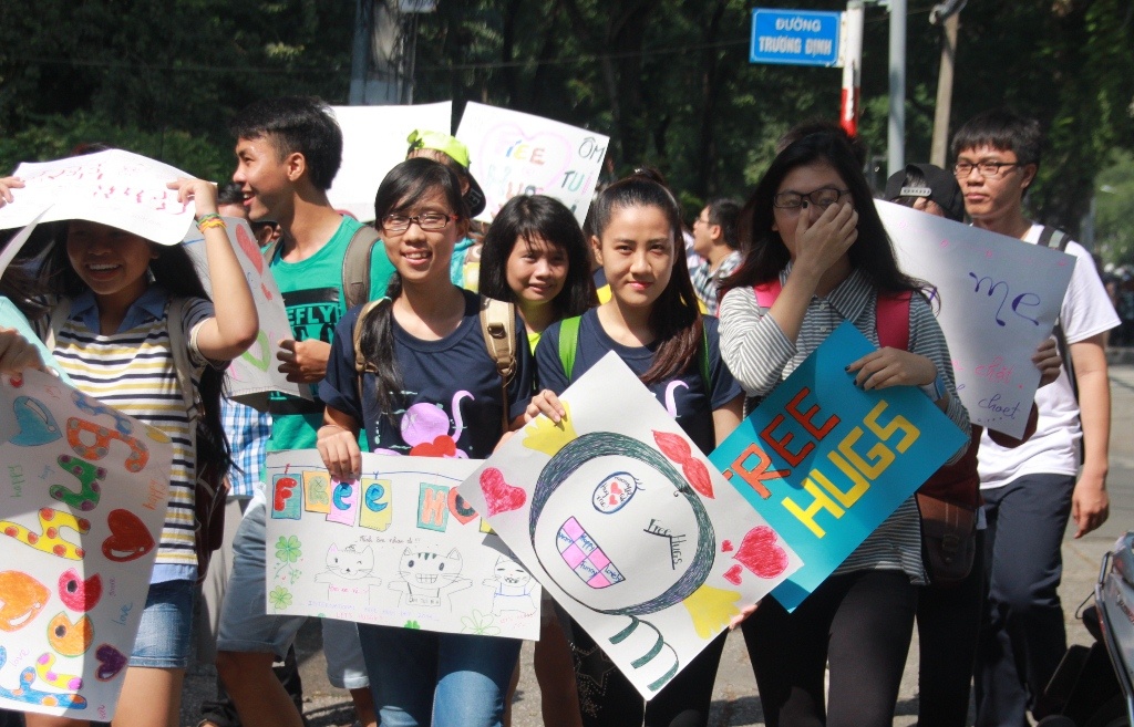 Sáng nay (21/7), gần 200 bạn trẻ là học sinh, sinh viên có mặt tại công viên Tao Đàn (Q.1, TP.HCM) từ sớm để chuẩn bị ôm tự do. Mục đích chương trình là mang đến cho tất cả mọi người một cái ôm ý nghĩa, xóa bỏ khoảng cách giữa người với người. 