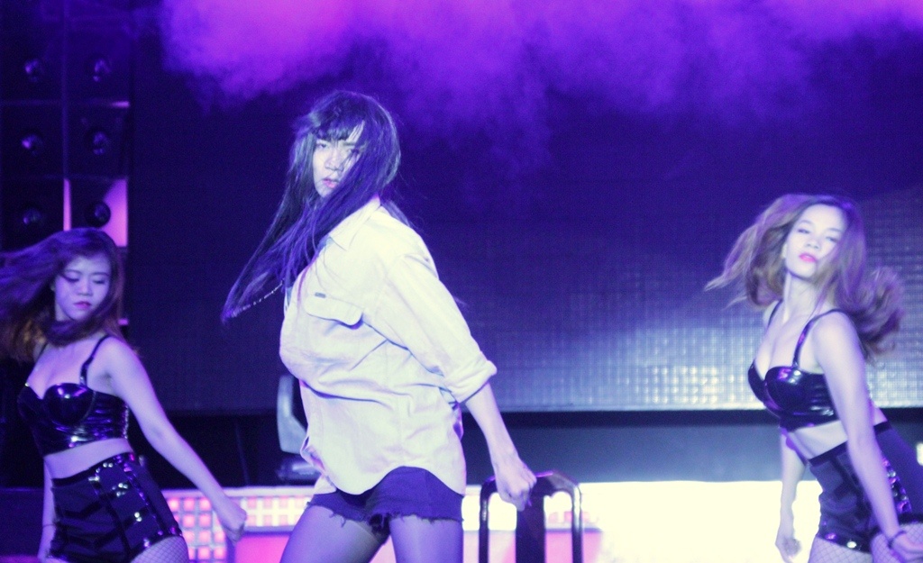 Nhom hai BB&BG quay tung trong buoi giao luu fan hinh anh