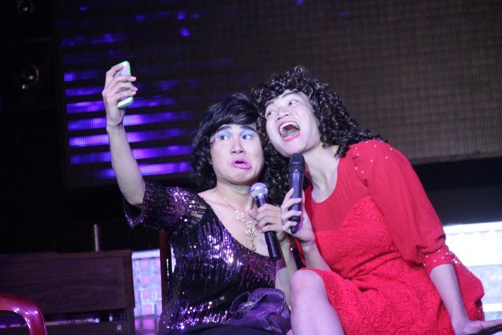 Nhom BB&BG dien lai vo kich noi tieng trong buoi hop fan hinh anh