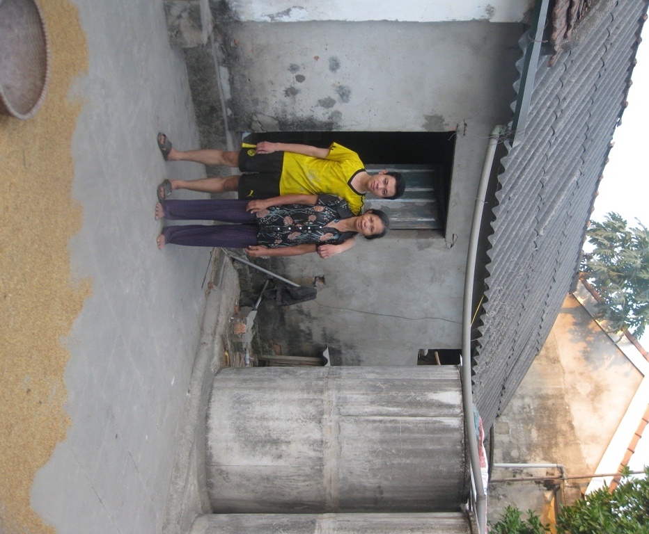 Cường và mẹ bên căn nhà đơn sơ.