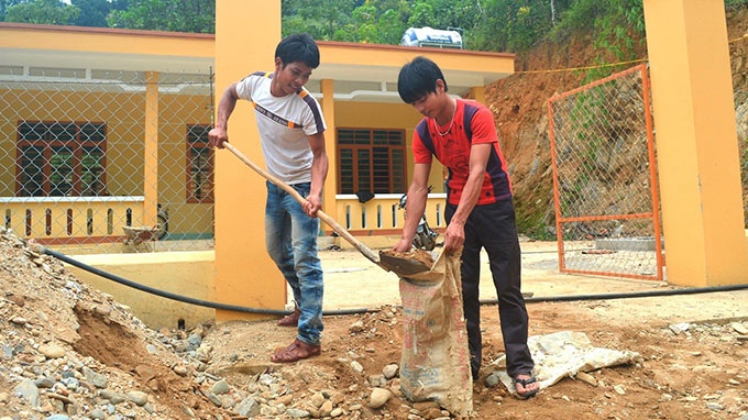 Hai anh em Bhnướch Acroanh và Bnướch Trụ hiến đất và trực tiếp tham gia xây trường.