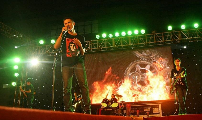 Chàng thủ khoa có niềm đam mê với ca hát.