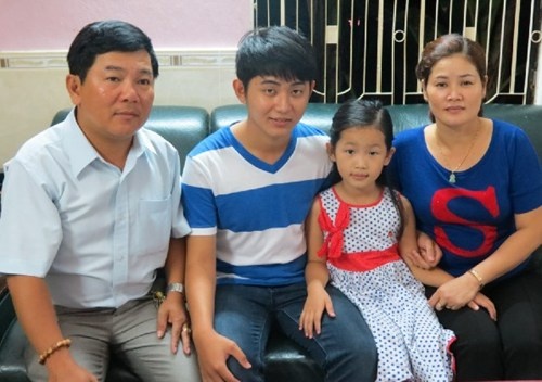 Vũ Ánh bên bố, mẹ và em gái.