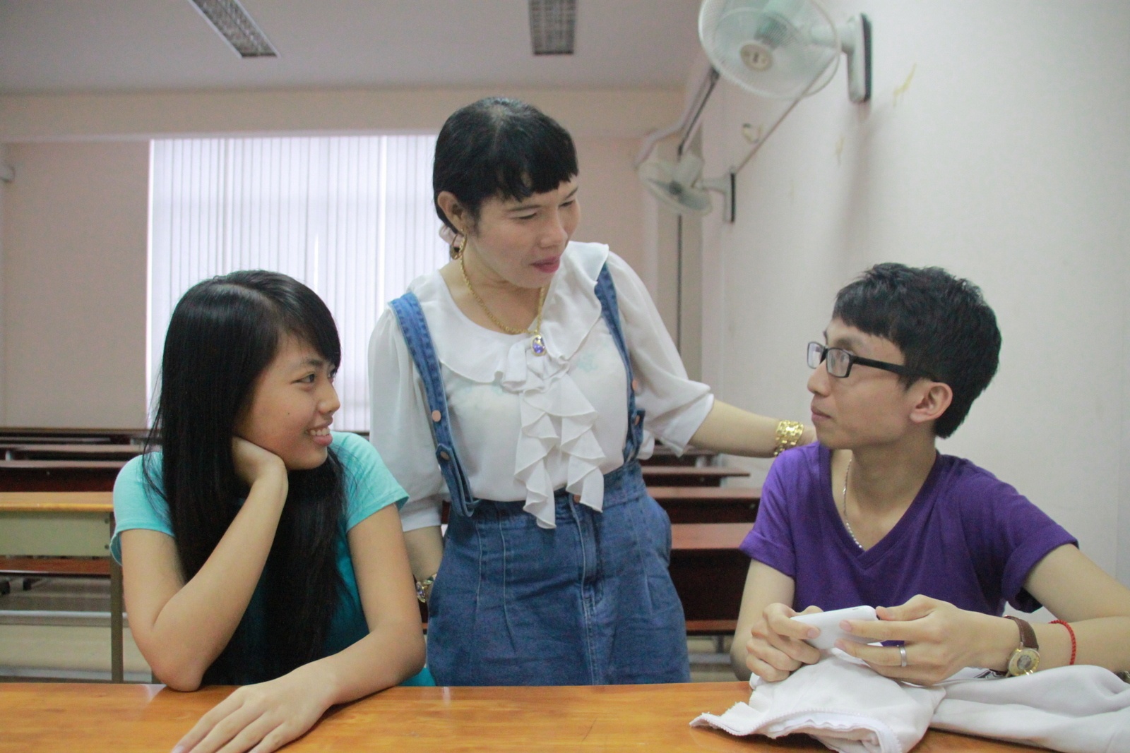 Cô giáo hỏi thăm điểm số từng học trò.