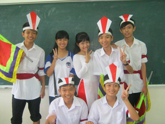 Lợi tham gia văn nghệ với lớp (hàng trên, bên phải).