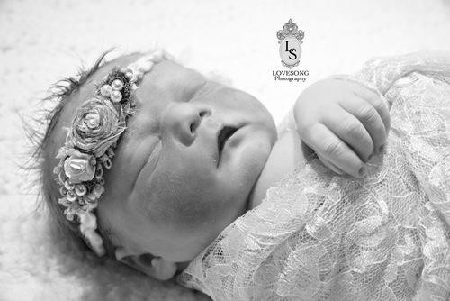 Nhưng rồi họ vẫn quyết định đón thiên thần nhỏ của mình theo cách nhiều yêu thương nhất .