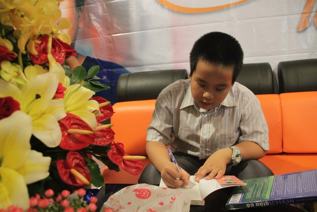 Nhật nam ký tặng độc giả dịp ra mắt sách.