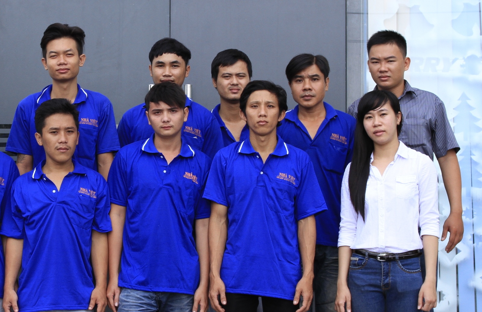 Quốc cùng với các anh, em trong công ty.