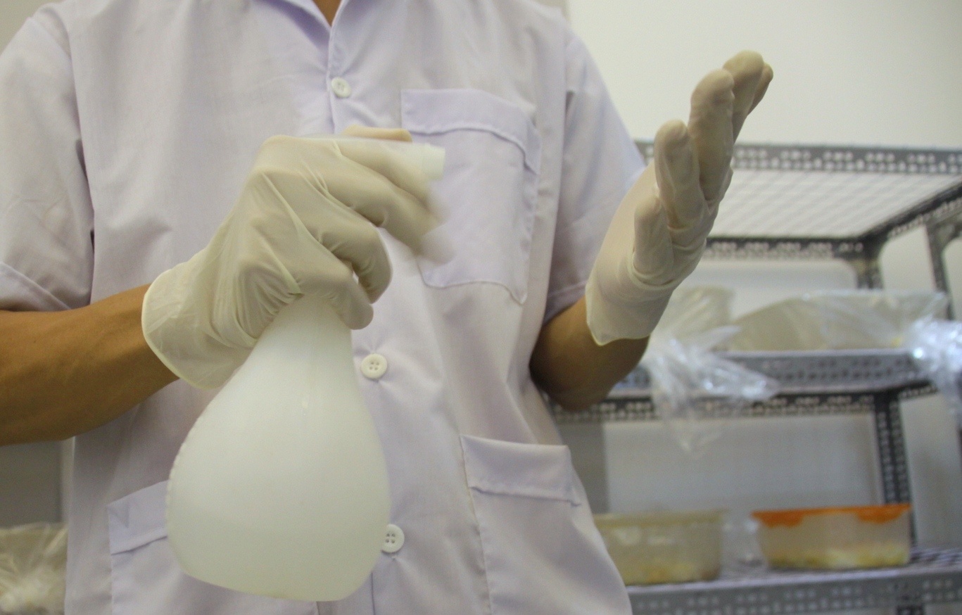 Trước khi bắt tay vào việc nhân giống nấm, mọi thứ cần phải được diệt khuẩn bằng cồn 70 độ. Để nhân giống thành công, Lai đã phải trải qua cả ngàn thí nghiệm thất bại trong hơn 1 năm nhằm tìm ra môi trường hỗn hợp giá thể nuôi sống nấm này. Vì ở ngoài tự nhiên, loài nấm này sống ký sinh trên một loài sâu chuyên biệt. 