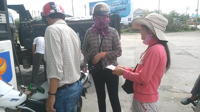 Nguyễn Thị Xê trên đường bán vé số.