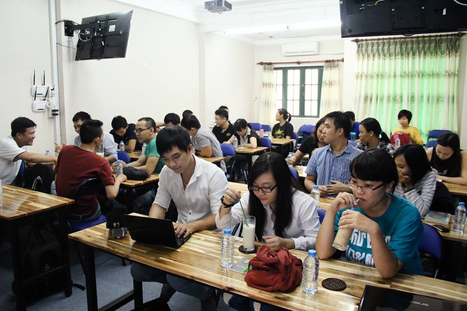 Sau thời gian bán hàng, Toản (áo trắng) lại đi học về truyền thông, quảng cáo. Ảnh: NVCC.