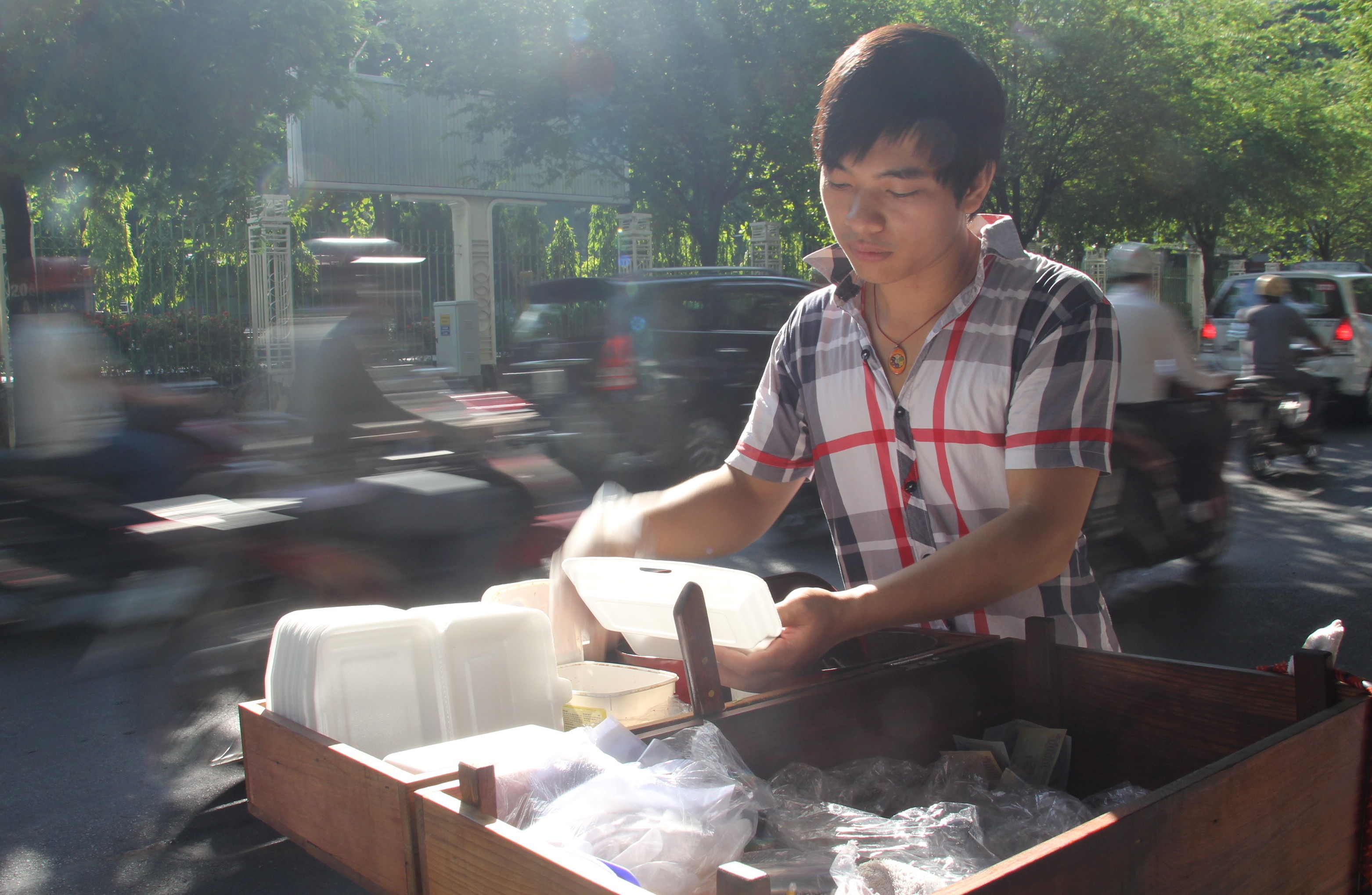 9X bo DH Nhan van, di ban banh uot le duong Sai Gon hinh anh