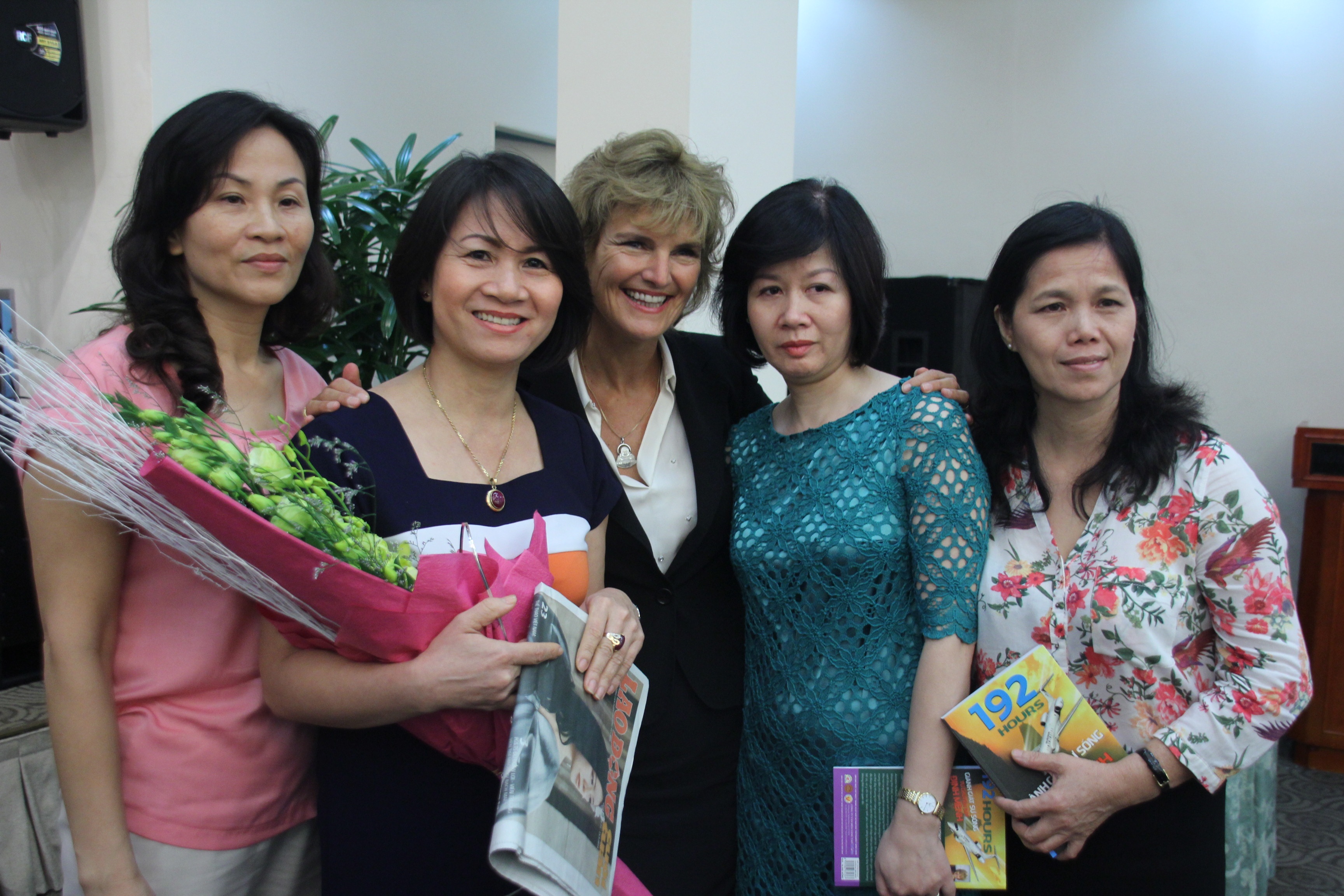 Bốn người phụ nữ có cuộc gặp gỡ xúc động với tác giả Annette.