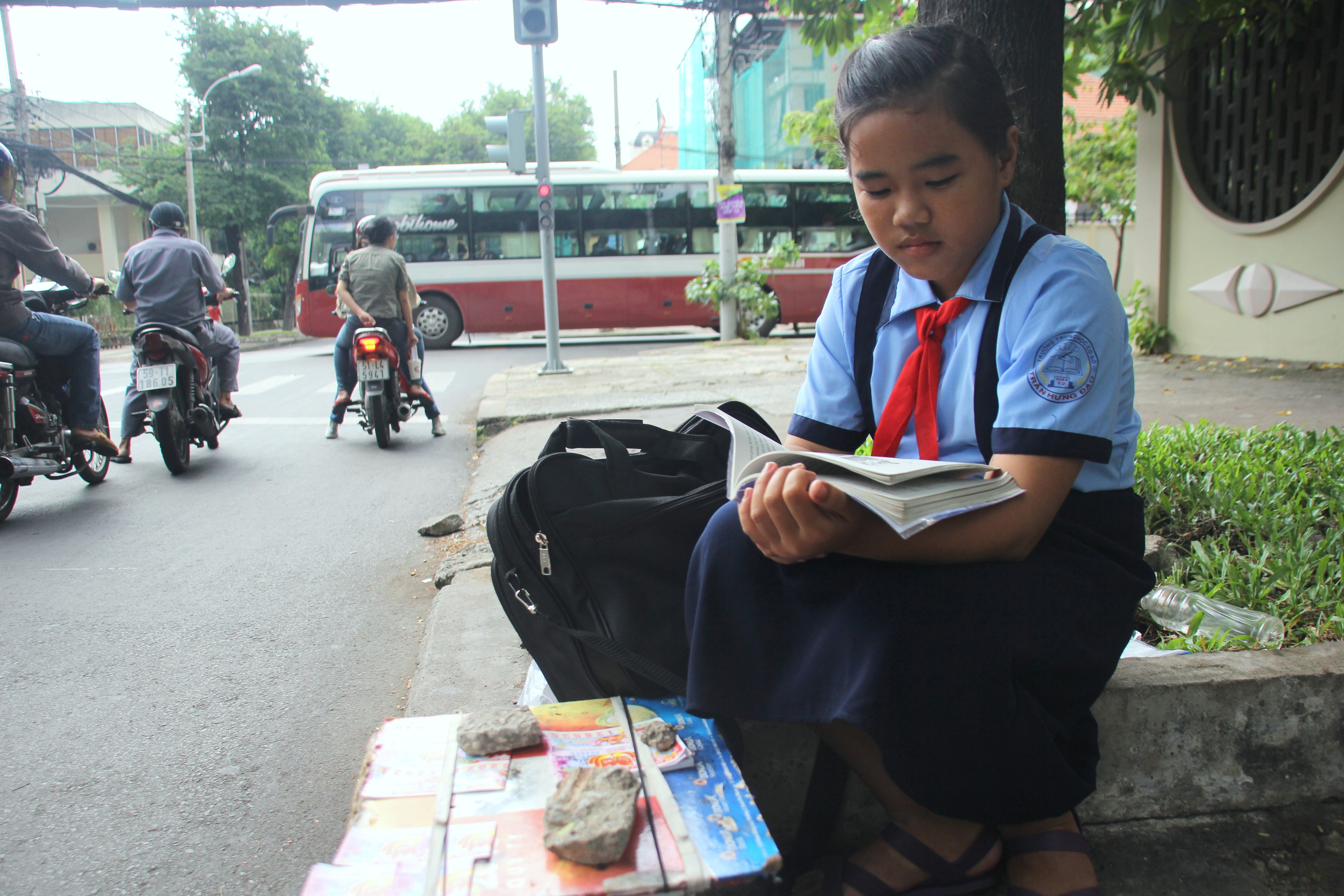 Trang vừa bán vé số vừa học bài ở góc đường Phùng Khắc Khoan - Nguyễn Đình Chiểu (Q.1).