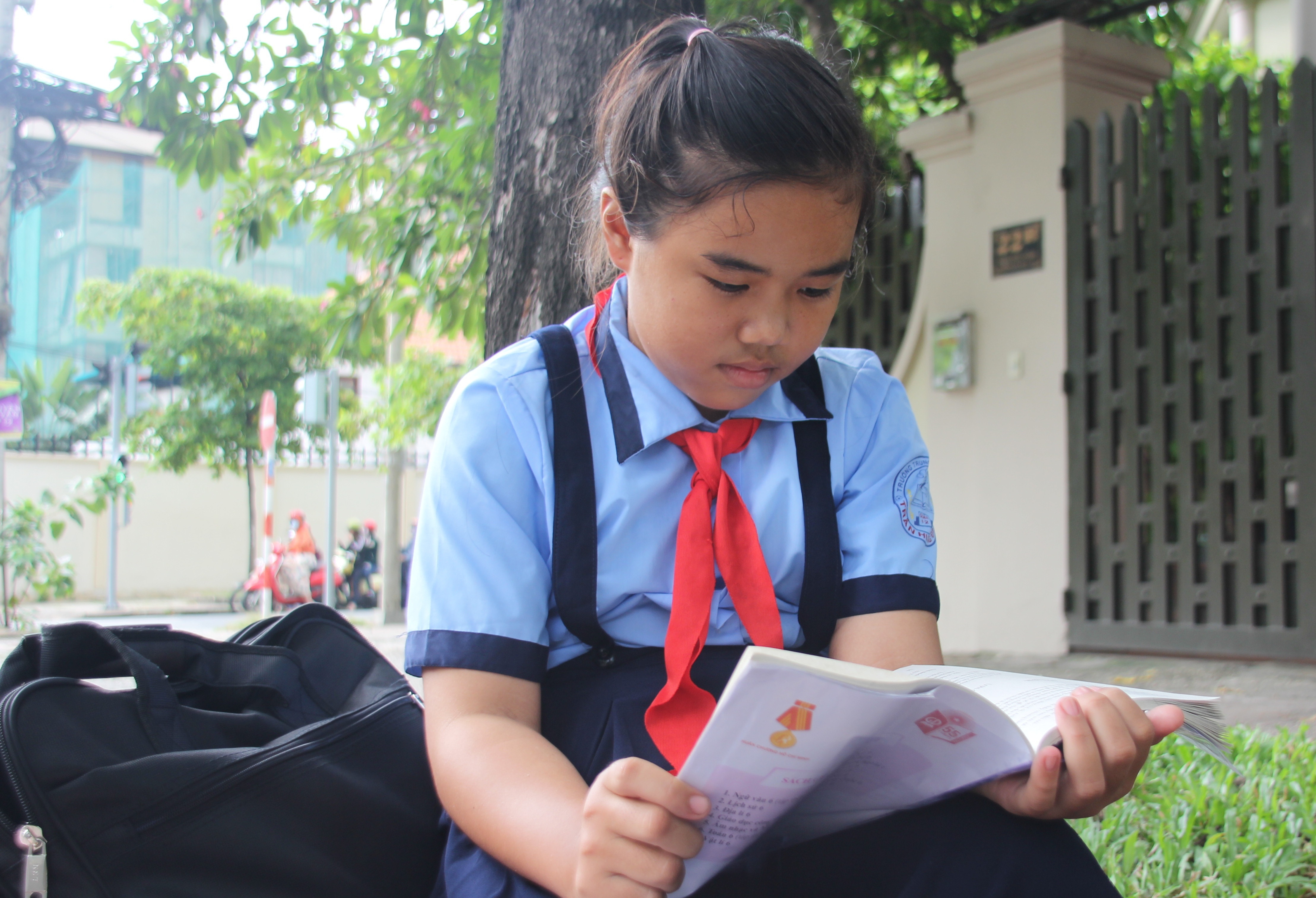 Cô bé chăm học, có học lực giỏi suốt 4 năm liền.