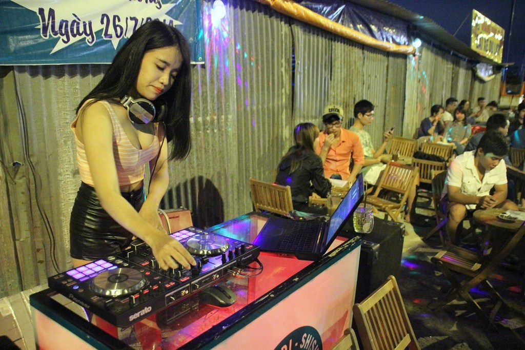 Nu DJ xuong via he choi nhac, ban tra chanh o Sai Gon hinh anh