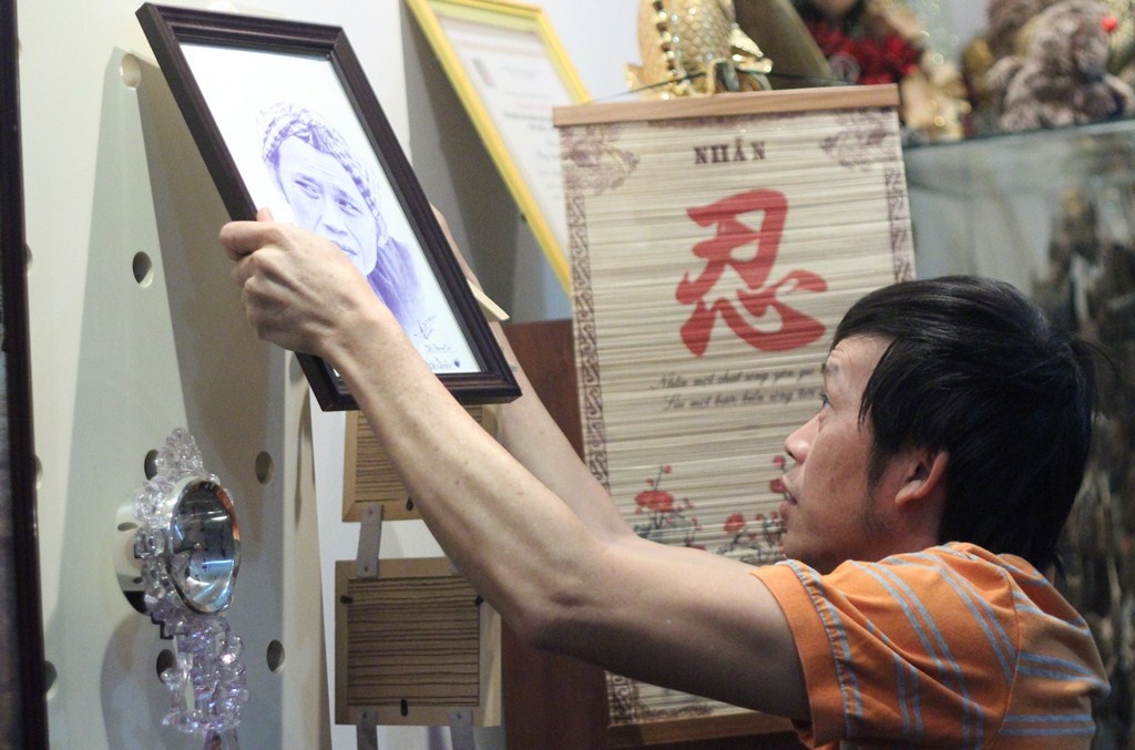 Bức tranh được nghệ sĩ treo ở vị trí đẹp trong phòng riêng.