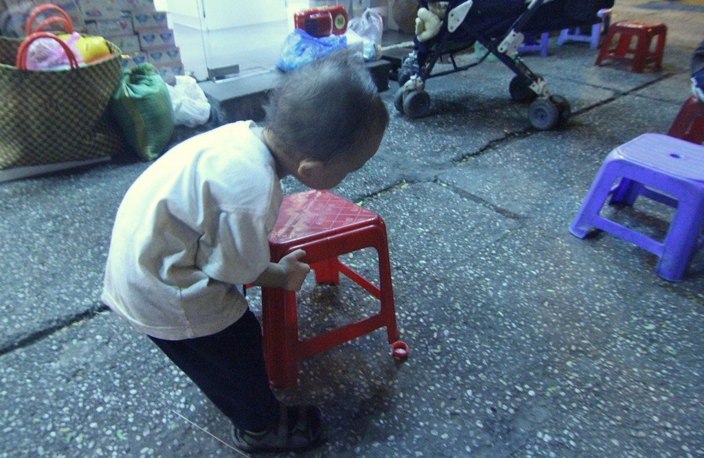 Tuấn biết phụ dọn ghé, lau bàn cho khách vào ăn.