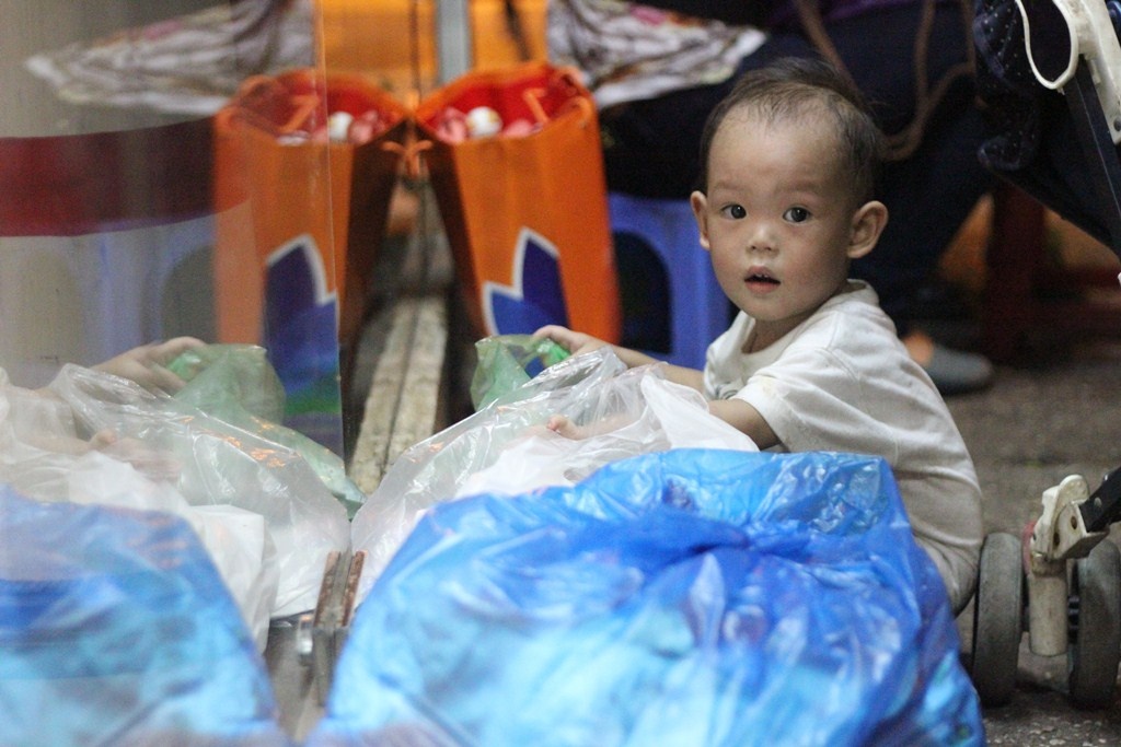 Be 2 tuoi ban bot chien voi ong ba o via he TP.HCM hinh anh