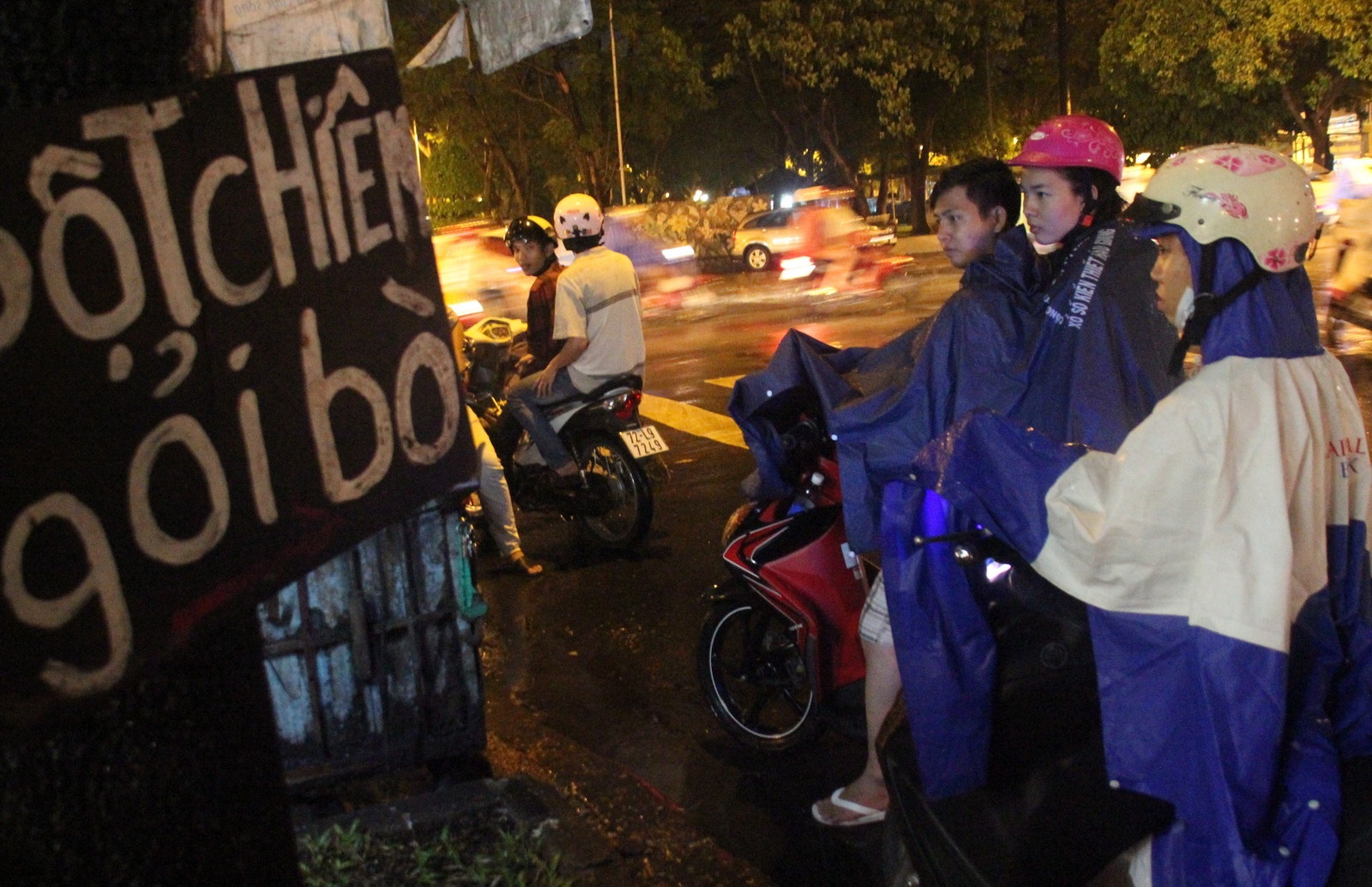 Khach cho duoi mua mua bot chien cua be 2 tuoi va ong ba hinh anh