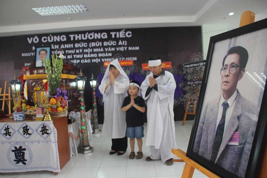 Dong nghiep, ban be den vieng nha van Anh Duc hinh anh