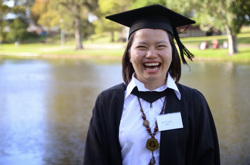 Con đường học vấn đang rộng mở thì Hằng quyết định về nước.