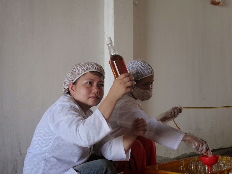 Cô dành nhiều thời gian để tìm hiểu về phương thức làm mắm truyền thống.