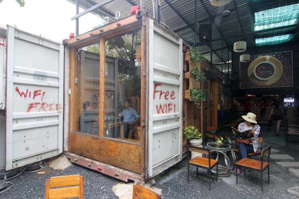 Ca phe container bui phui - Noi an choi hut gioi tre Sai Gon hinh anh