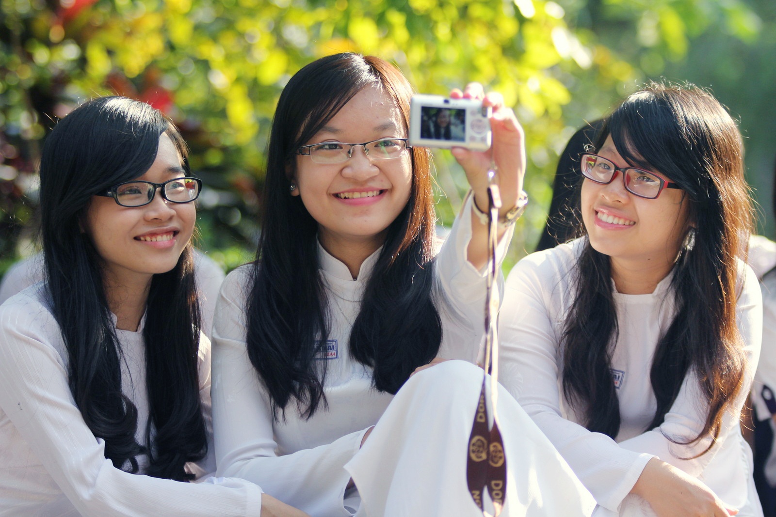 Nu sinh ngoi truong tram tuoi rang ngoi ngay khai giang hinh anh