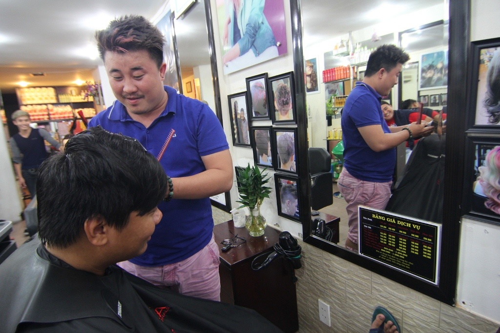 Dù là khách bình thường hay khách cắt miễn phí Quân cũng đối xử như nhau.
