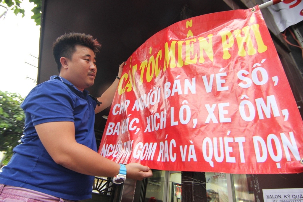 8X Sai Gon treo bang cat toc mien phi cho nguoi ngheo hinh anh