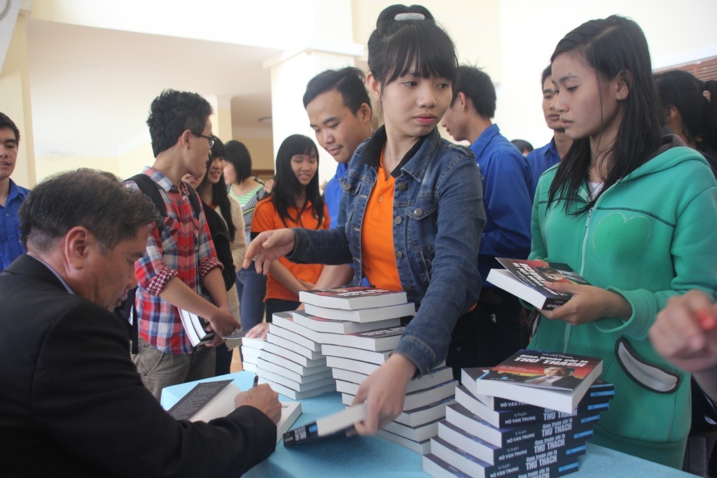 Tang 1.000 cuon sach cho sinh vien DH Yersin Da Lat hinh anh