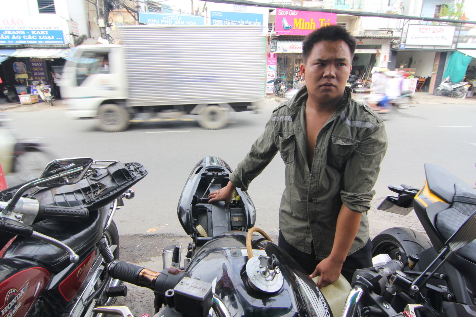 Hoàng Anh làm công việc sửa xe mô tô. Việc không biết chữ khiến cậu gặp nhiều bất tiện trong cuộc sống.