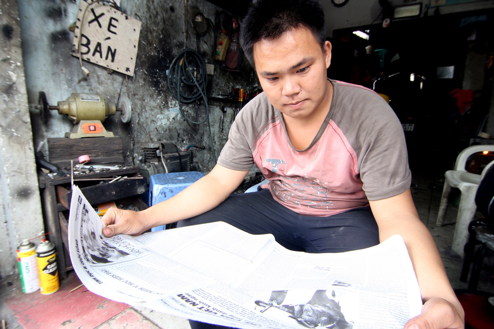 Giờ cậu có thể đọc được báo nhưng mất 1 tiếng mới xong trang báo và phải nhờ bạn chỉ đánh vần.