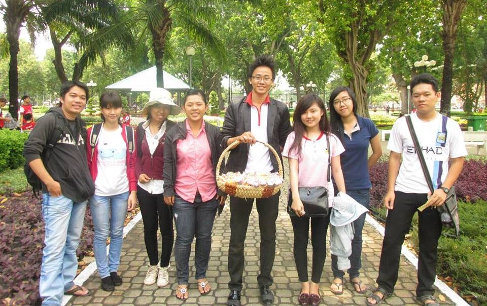 Từ bán kẹo que ở công viên, sau đó Lương làm thêm rất nhiều công việc khác.